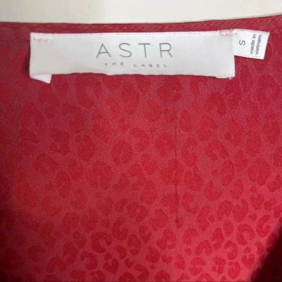 ASTR The Label Jacquard Surplice Cheetah Satin Crop Top Size Small - Picture 6 of 7